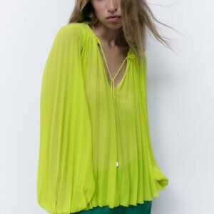 Zara SS22 Light Airy Bright Green Pleated Elasticized Bouse Med